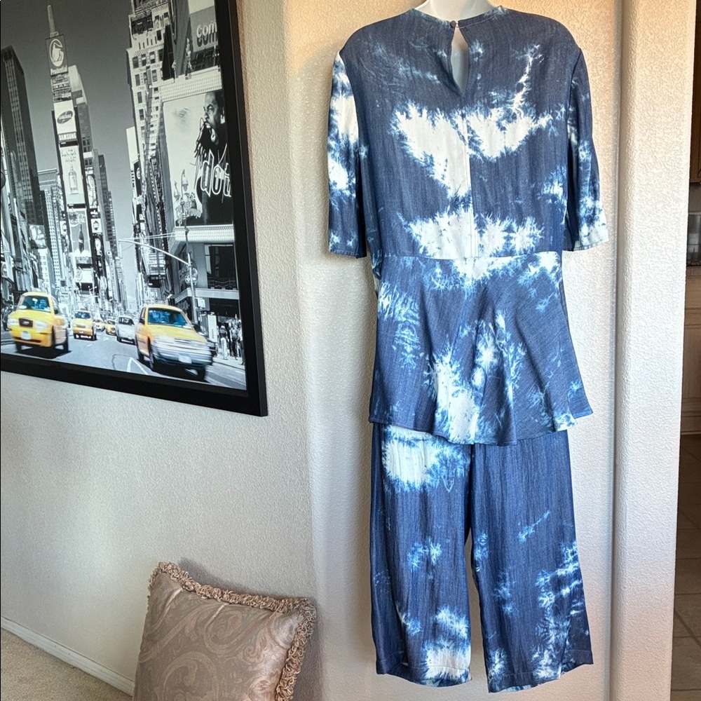 Blue Tie-Dye Set: Peplum Top & Wide Leg Capri Pants. M - Picture 4 of 17